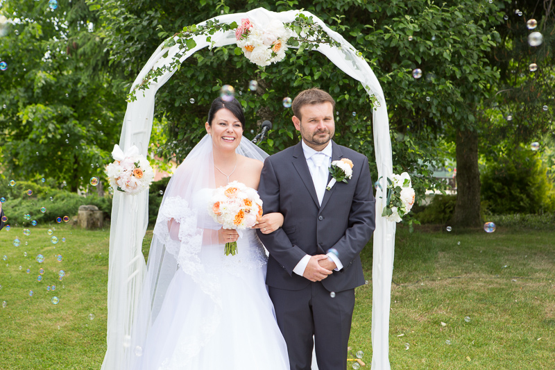 svatební kytice a ozdobený altán