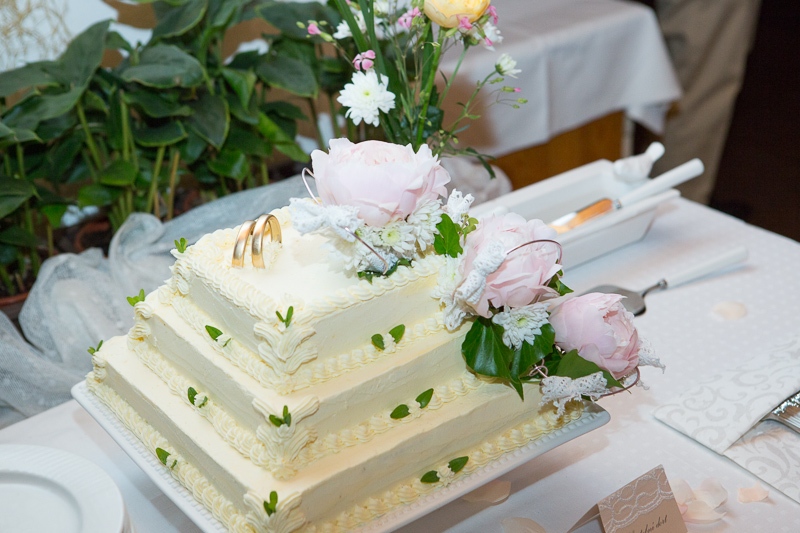 Svatební dort ozdobený květinami