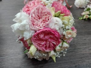 Svatební kytice z bílých Pivoněk, anglických Růží a různých drobných květů 